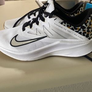 Nike quest LIKE NEW size 7 running shoe